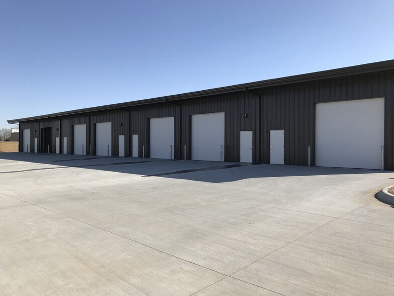 3221 N Ridge Rd, Wichita, KS à louer - Photo de l’immeuble – Image 2 sur 5