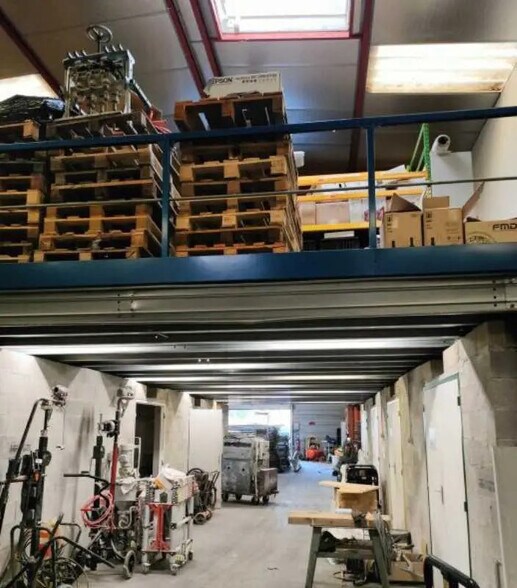 Local d’activités dans Septèmes-les-Vallons à louer - Photo de l’immeuble – Image 2 sur 4