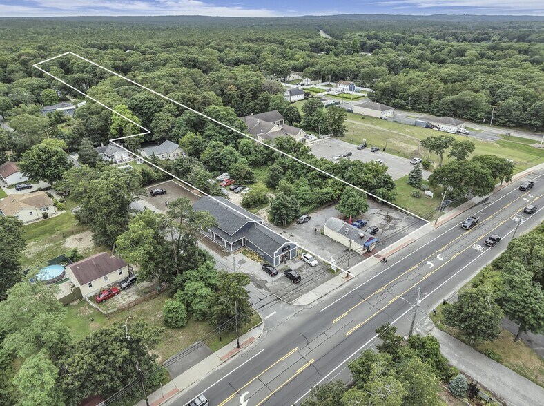669 Flanders Rd, Flanders, NY à vendre - Photo de l’immeuble – Image 1 sur 15