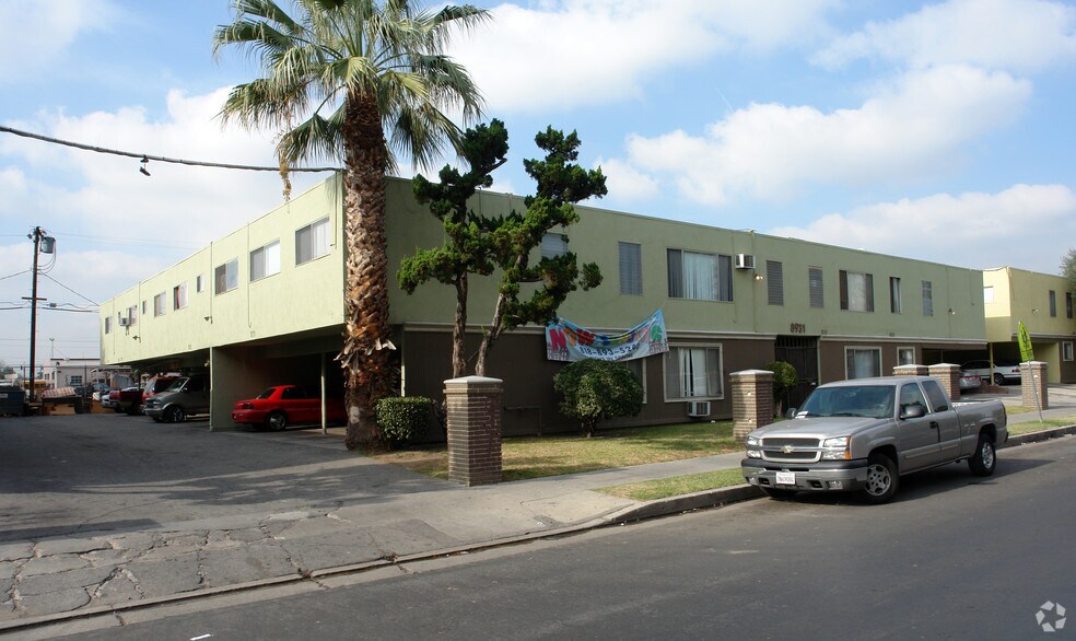 8931 Columbus Ave, North Hills, CA à vendre - Photo principale – Image 1 sur 25