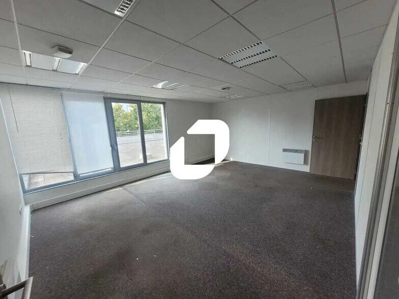 Local d’activités dans Poissy à louer - Photo de l’immeuble – Image 2 sur 17