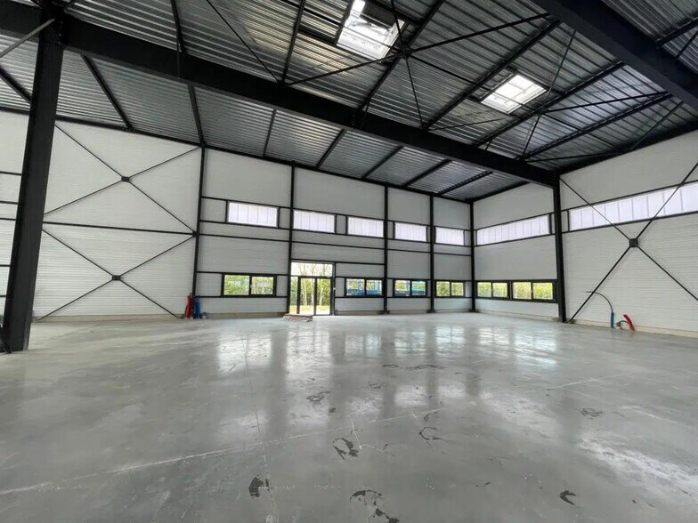 Local d’activités dans Cergy à louer - Photo de l’immeuble – Image 2 sur 4