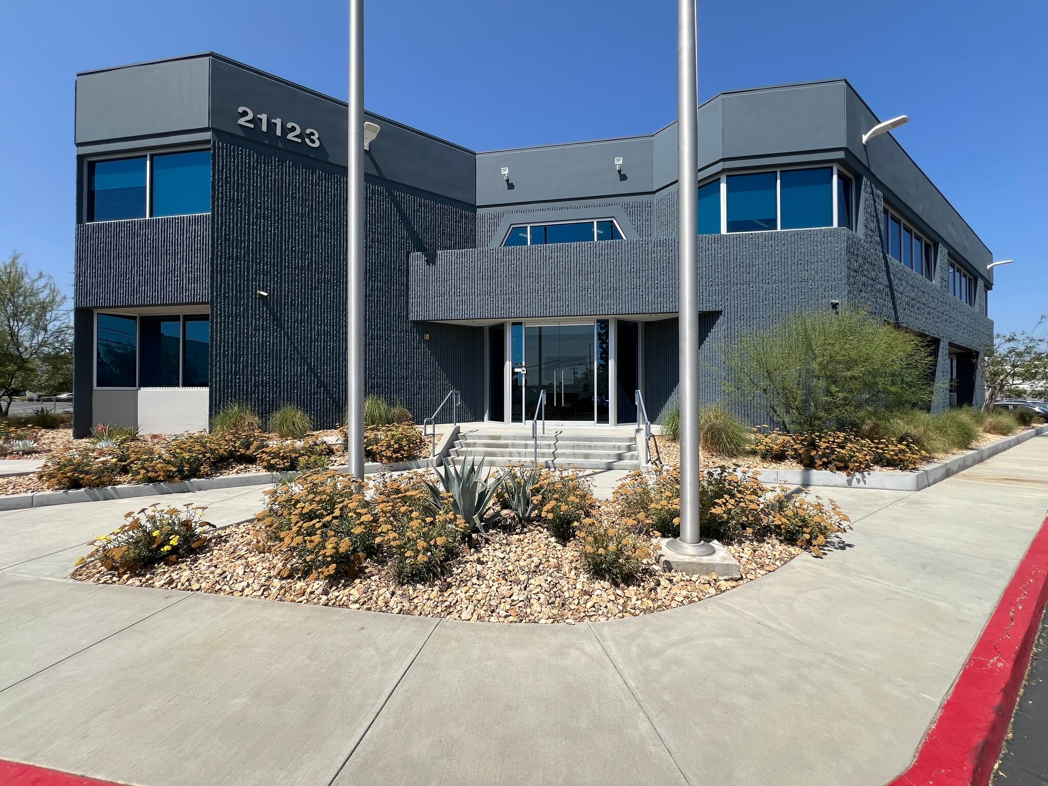 21123 Nordhoff St, Chatsworth, CA à louer Photo intérieure– Image 1 sur 24