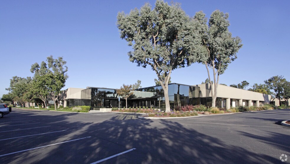 1700 Wyatt Dr, Santa Clara, CA à louer - Photo de l’immeuble – Image 2 sur 11