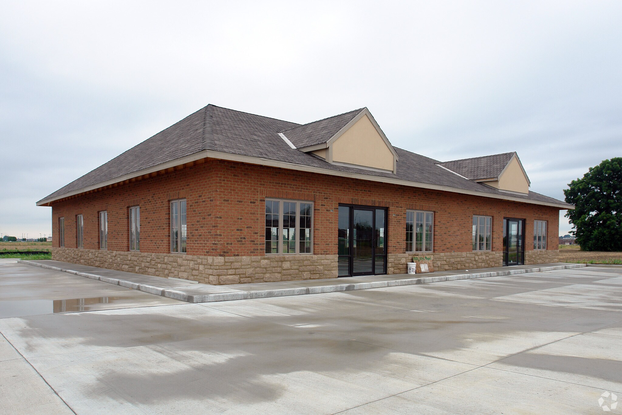 1041 N Royal Ave, Evansville, IN à louer Photo principale– Image 1 sur 11