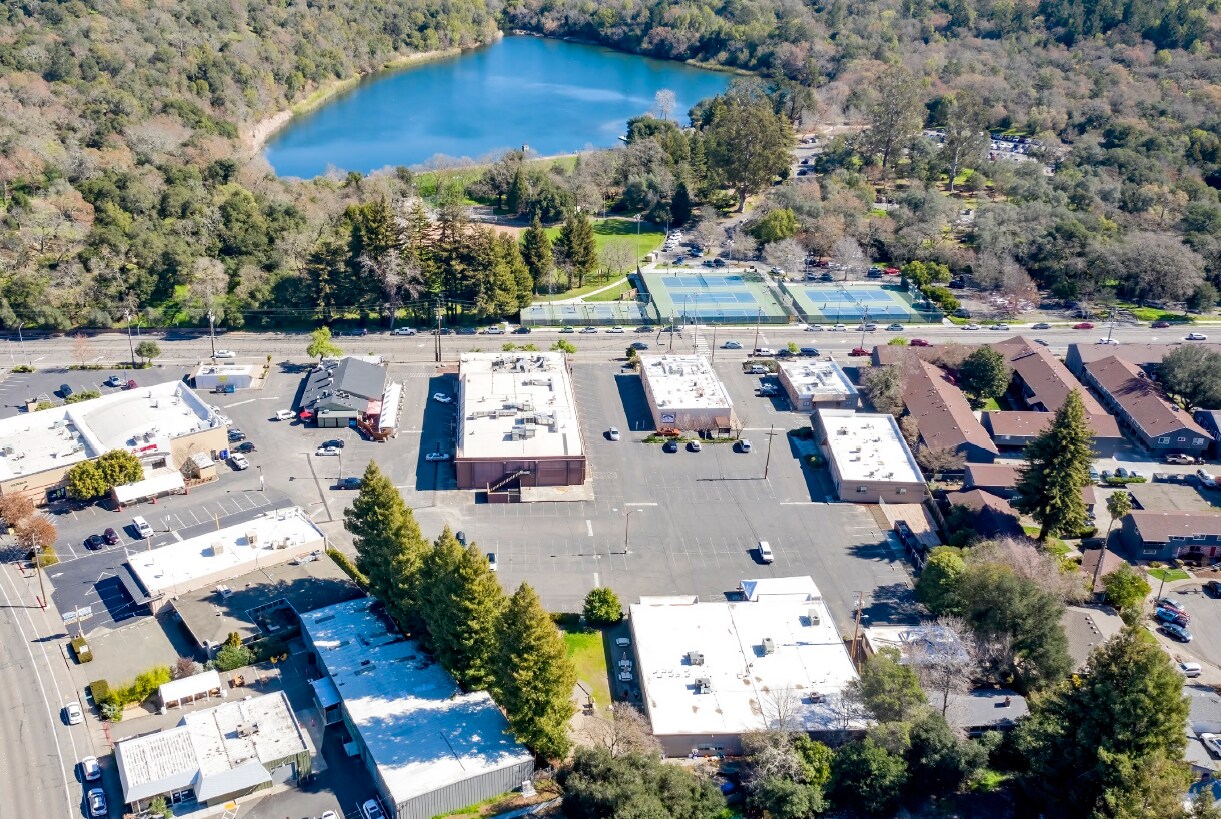 531 Summerfield Rd, Santa Rosa, CA à louer Aérien– Image 1 sur 5