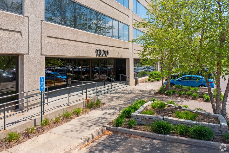 7300 Metro Blvd, Edina, MN à louer - Photo de l’immeuble – Image 3 sur 12