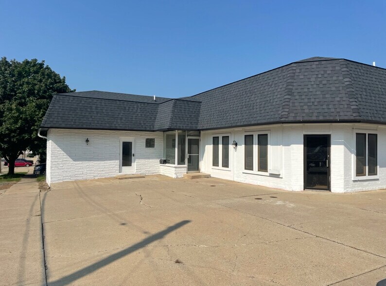 112 Walker St, Saint Johns, MI à vendre - Photo de l’immeuble – Image 1 sur 8