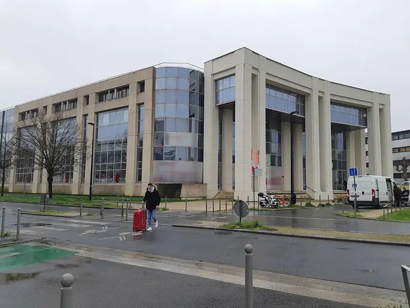 10 Place Ravesies, Bordeaux à louer Photo de l’immeuble– Image 1 sur 16