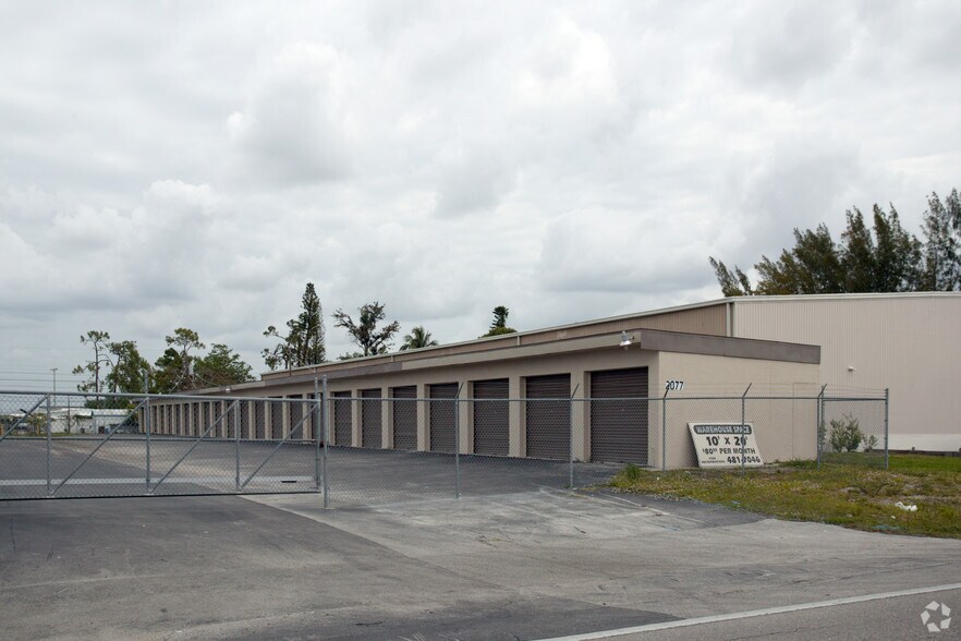 2077 Beacon Manor Dr, Fort Myers, FL à vendre - Photo de l’immeuble – Image 2 sur 3