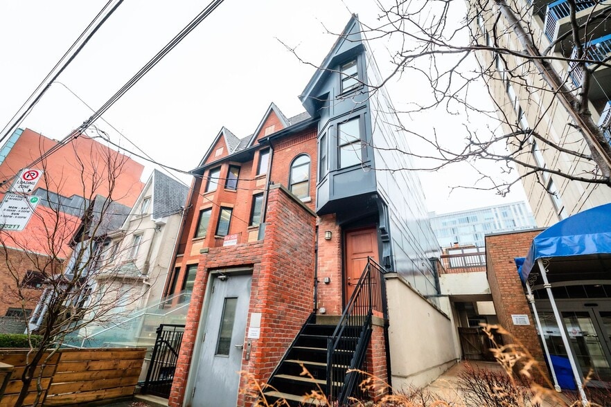 54 1/2 Saint Patrick St, Toronto, ON à louer - Photo principale – Image 1 sur 3