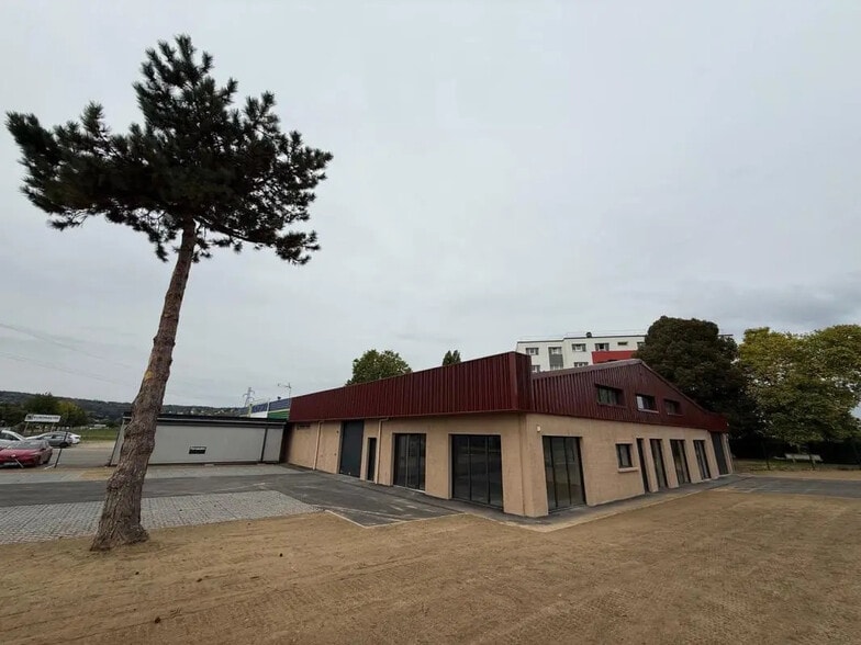 Local commercial dans Saint-Marcel à louer - Photo de l’immeuble – Image 1 sur 8