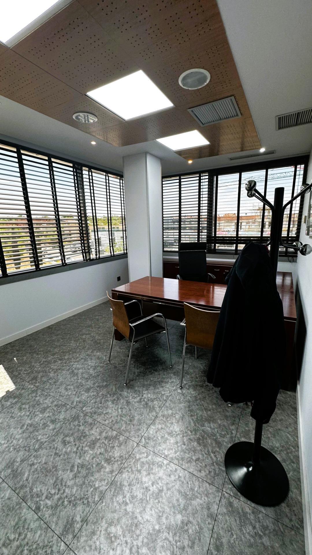 Bureau dans San Sebastián de los Reyes, Madrid à vendre Photo de l’immeuble– Image 1 sur 10