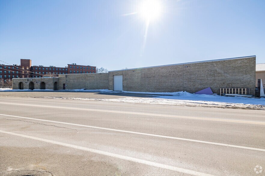 159 Temple St, Nashua, NH à louer - Photo de l’immeuble – Image 1 sur 41