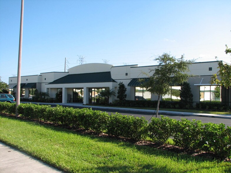 4033 Tampa Rd, Oldsmar, FL à louer - Photo de l’immeuble – Image 3 sur 43