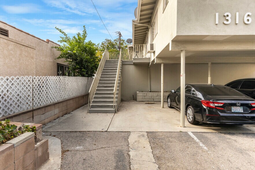 1316 Barrington Way, Glendale, CA à vendre - Photo de l’immeuble – Image 3 sur 19