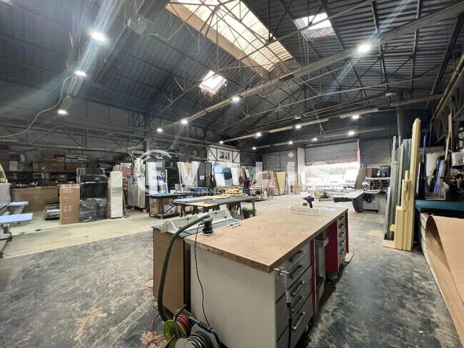 Plus de détails pour Bureau, Local d'activités à louer