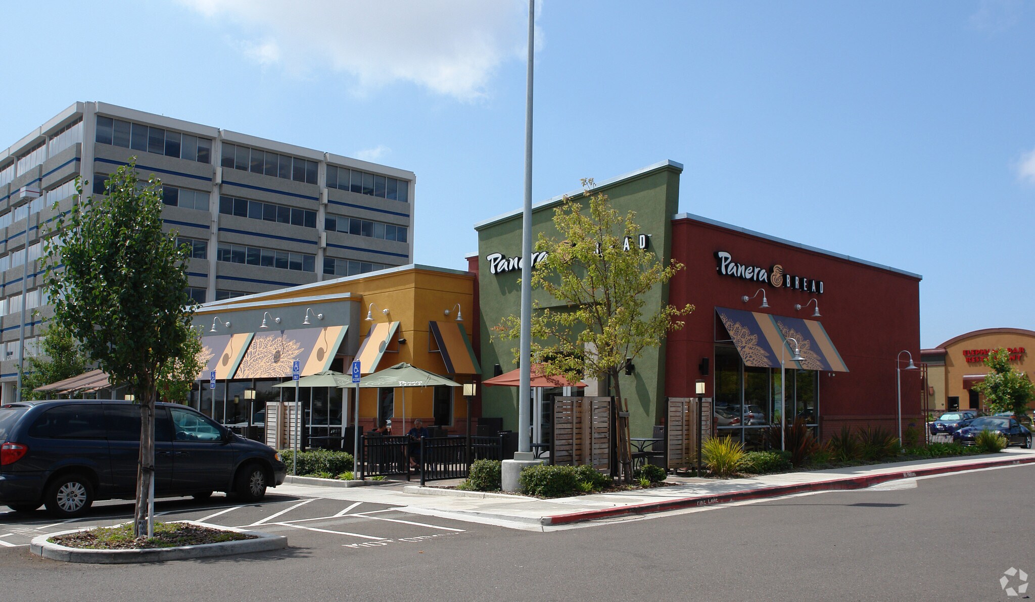 24133 Southland Dr, Hayward, CA à vendre Photo principale– Image 1 sur 3