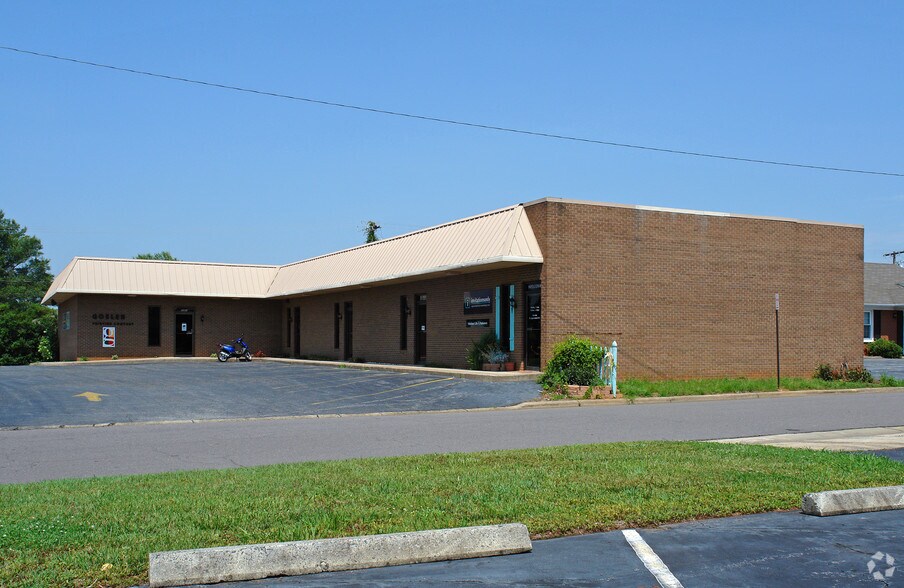 3301 Healy Dr, Winston-Salem, NC à louer - Photo principale – Image 1 sur 7