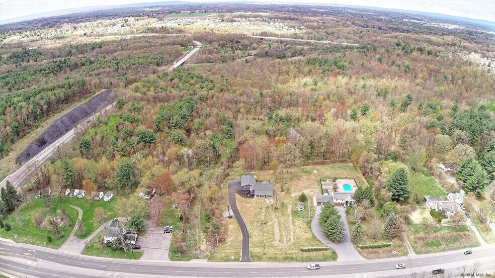 2354 Route 9, Malta, NY à vendre - Photo de l’immeuble – Image 1 sur 9