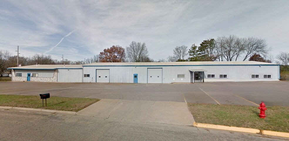 1115 Commercial Ave, Reedsburg, WI à louer - Photo de l’immeuble – Image 1 sur 34