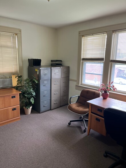 142 Oak Tree Ave, South Plainfield, NJ à louer - Photo de l’immeuble – Image 3 sur 8