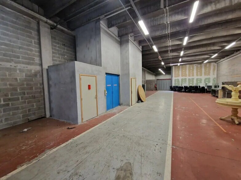 Industriel/Logistique dans Vallauris à louer - Photo de l’immeuble – Image 2 sur 6