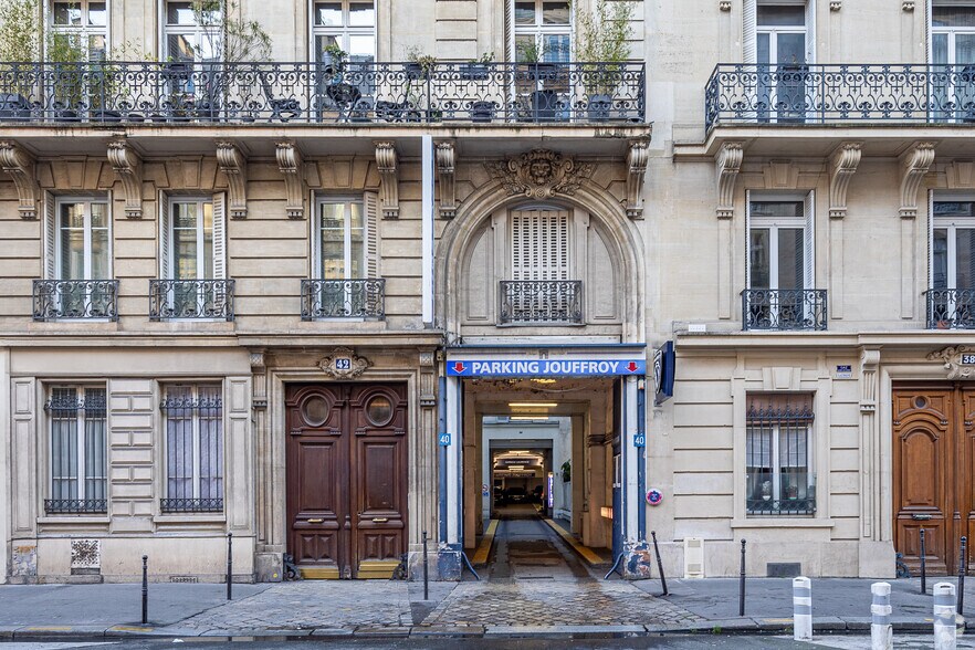 40-42 Rue Jouffroy D'Abbans, Paris à louer - Photo de l’immeuble – Image 2 sur 4