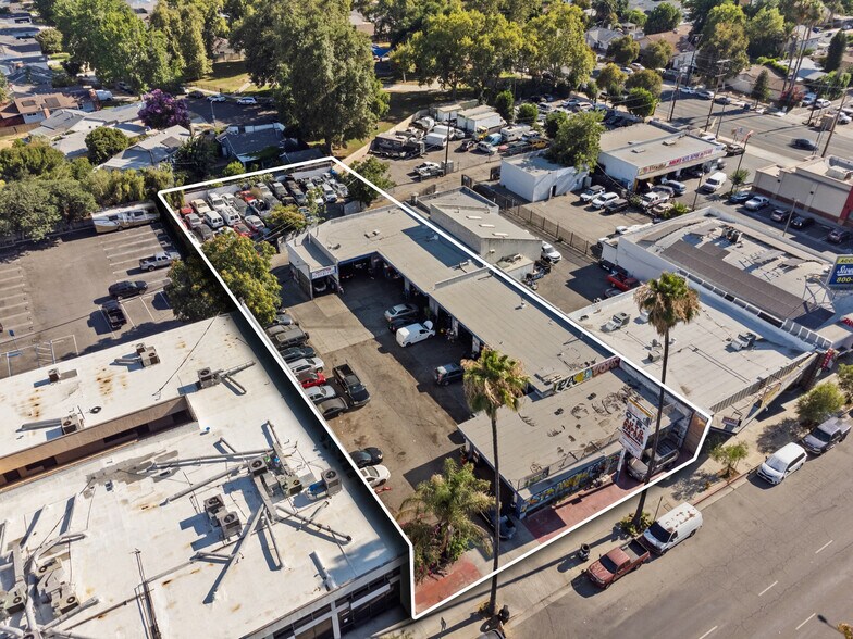 17630 Sherman Way, Van Nuys, CA à vendre - Photo de l’immeuble – Image 1 sur 8