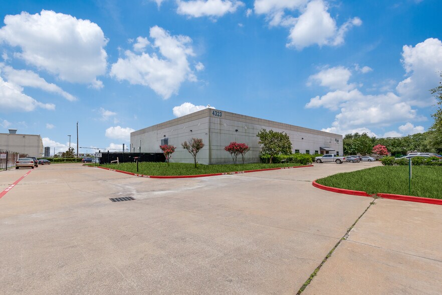 4323 Greenbriar Dr, Stafford, TX à vendre - Photo de l’immeuble – Image 3 sur 24