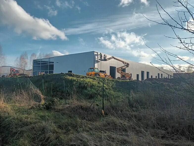 Local d'activités dans La Rue-Saint-Pierre à vendre - Photo de l’immeuble – Image 3 sur 6