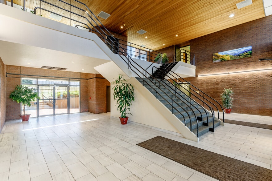 12150-12200 E Briarwood Ave, Centennial, CO à louer - Hall d’entrée – Image 2 sur 15