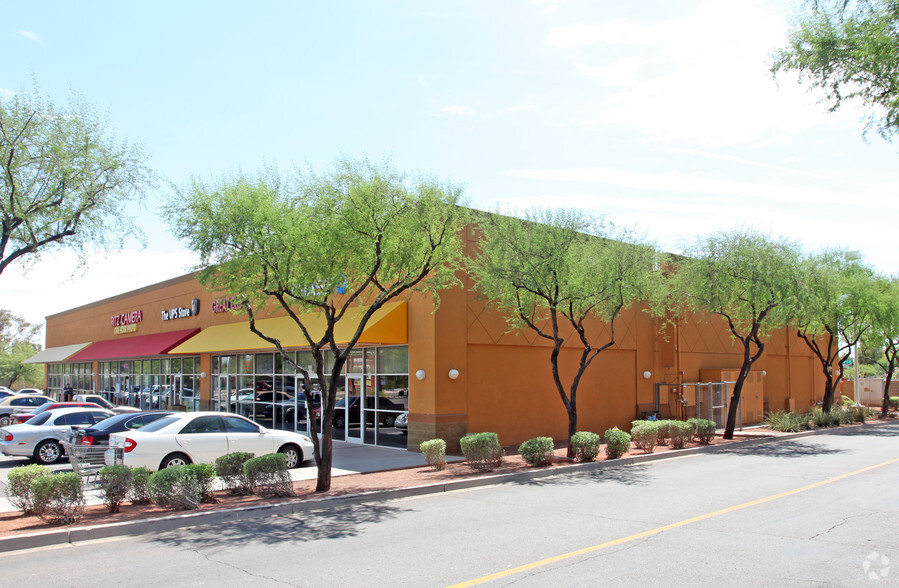 1928 E Highland Ave, Phoenix, AZ à louer - Photo de l’immeuble – Image 2 sur 6