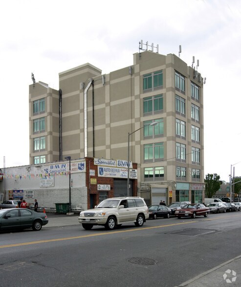 6402 8th Ave, Brooklyn, NY à louer - Photo de l’immeuble – Image 3 sur 15