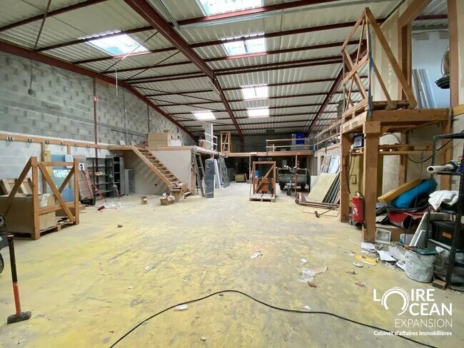 Plus de détails pour Local d'activités à louer