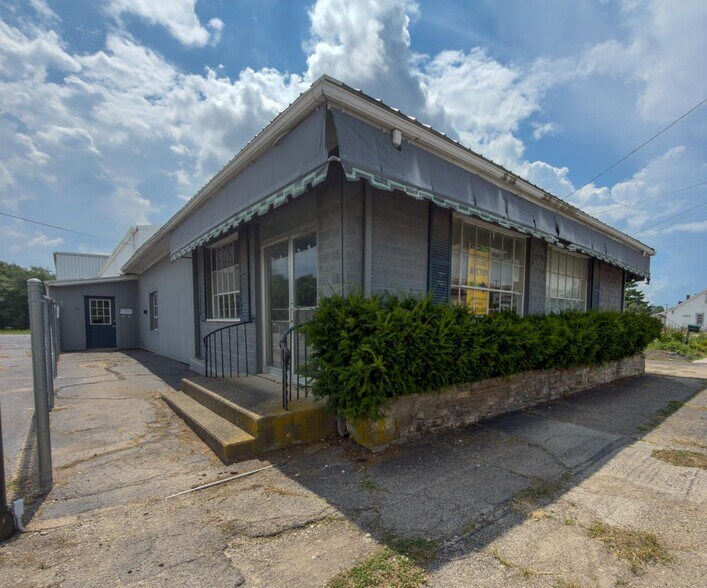 700 N Eastern Ave, Connersville, IN à vendre - Photo de l’immeuble – Image 2 sur 26