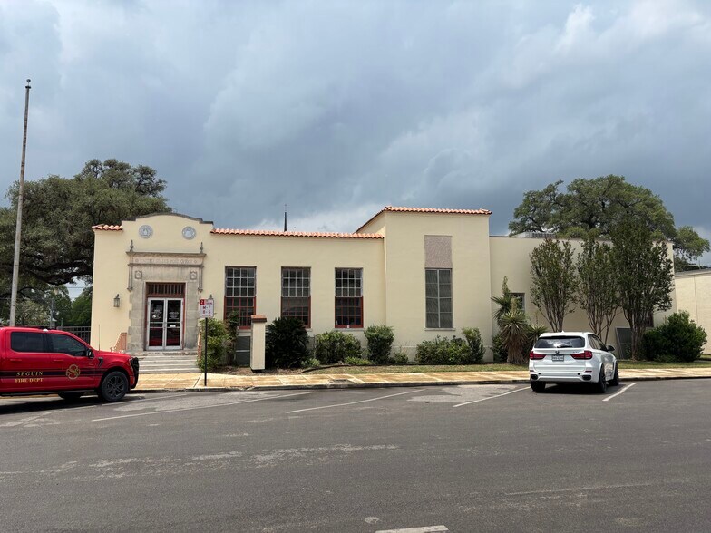 202 N Camp St, Seguin, TX à louer - Photo de l’immeuble – Image 2 sur 15