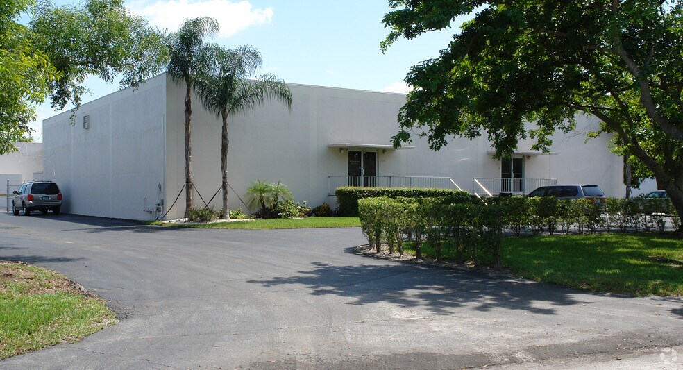 Coral Springs Industrial Complex portefeuille de 2 biens à vendre sur LoopNet.fr - Photo de l’immeuble – Image 2 sur 9