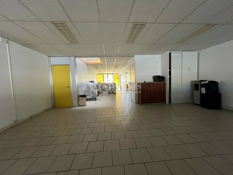 Local d'activités dans Voisins Le Bretonneux à vendre - Photo intérieure – Image 3 sur 6