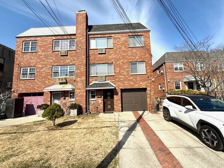 2123 Amory Ct, Ridgewood, NY à vendre - Photo principale – Image 1 sur 19