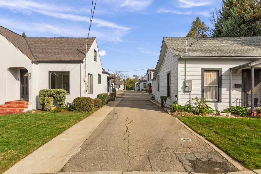 635 Saint John St, Pleasanton, CA à vendre - Photo de l’immeuble – Image 2 sur 22