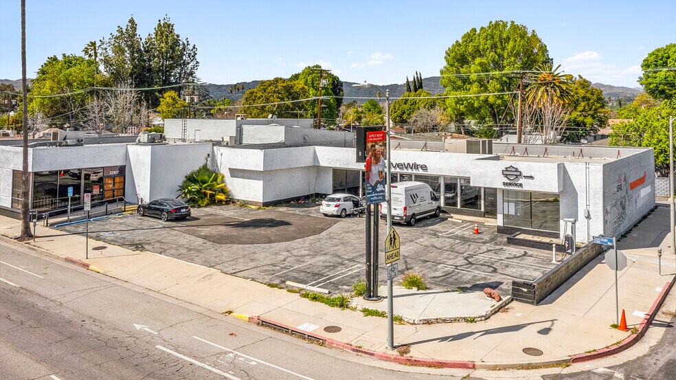 22107 Sherman Way, Canoga Park, CA à vendre - Photo de l’immeuble – Image 2 sur 10