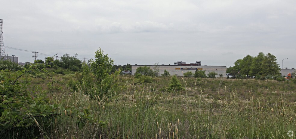 Veterans Memorial Hwy, Holbrook, NY à vendre - Photo de l’immeuble – Image 1 sur 3