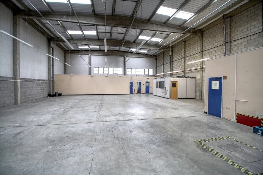 Unit 11 Whittle Way, Lowfield Heath à louer - Photo intérieure – Image 2 sur 4