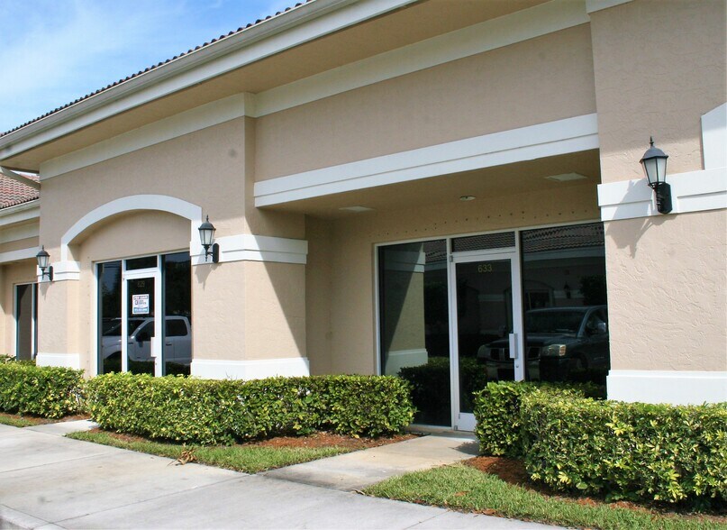 629-633 SE Central Pky, Stuart, FL à louer - Photo de l’immeuble – Image 2 sur 4