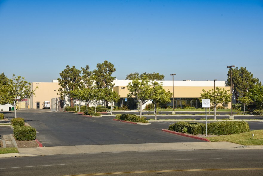 1933 Deere Ave, Irvine, CA à louer - Photo principale – Image 1 sur 7