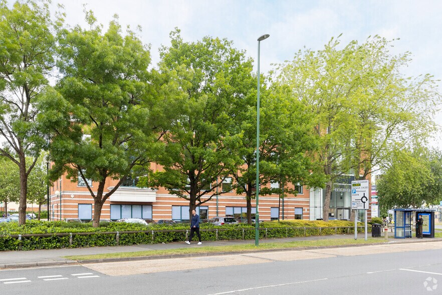 108 High St, Crawley à louer - Photo de l’immeuble – Image 2 sur 3