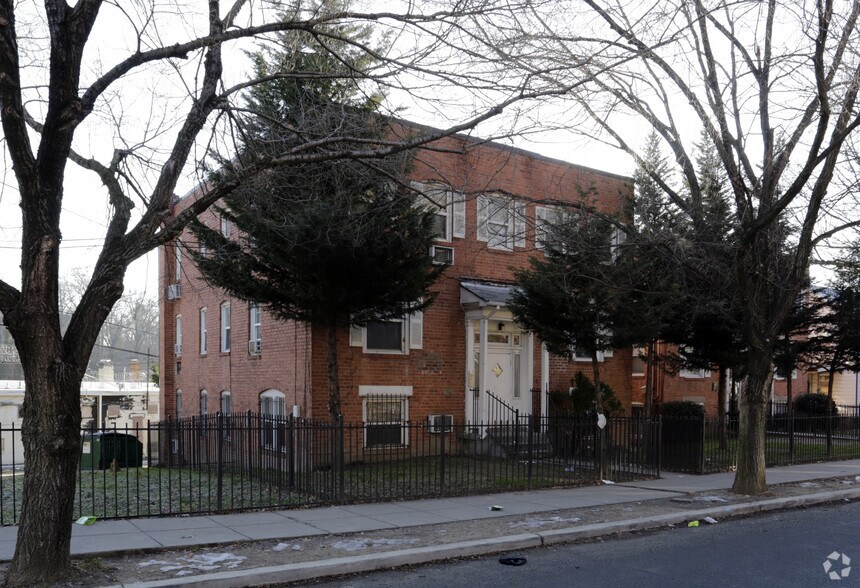 3000 30th St SE, Washington, DC à vendre - Photo de l’immeuble – Image 2 sur 3