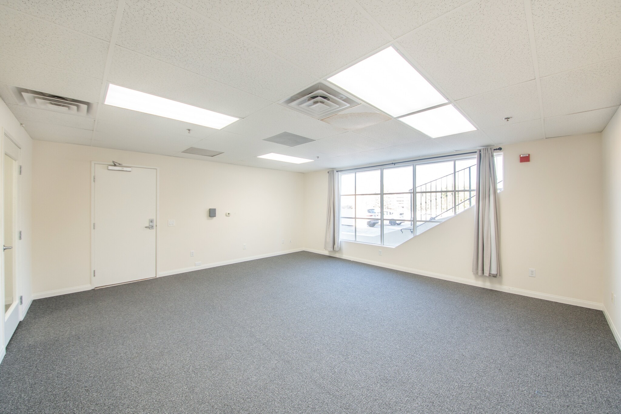 6711 Forest Lawn Dr, Los Angeles, CA à louer Photo intérieure– Image 1 sur 12