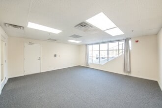 6711 Forest Lawn Dr, Los Angeles, CA à louer Photo intérieure– Image 1 sur 12